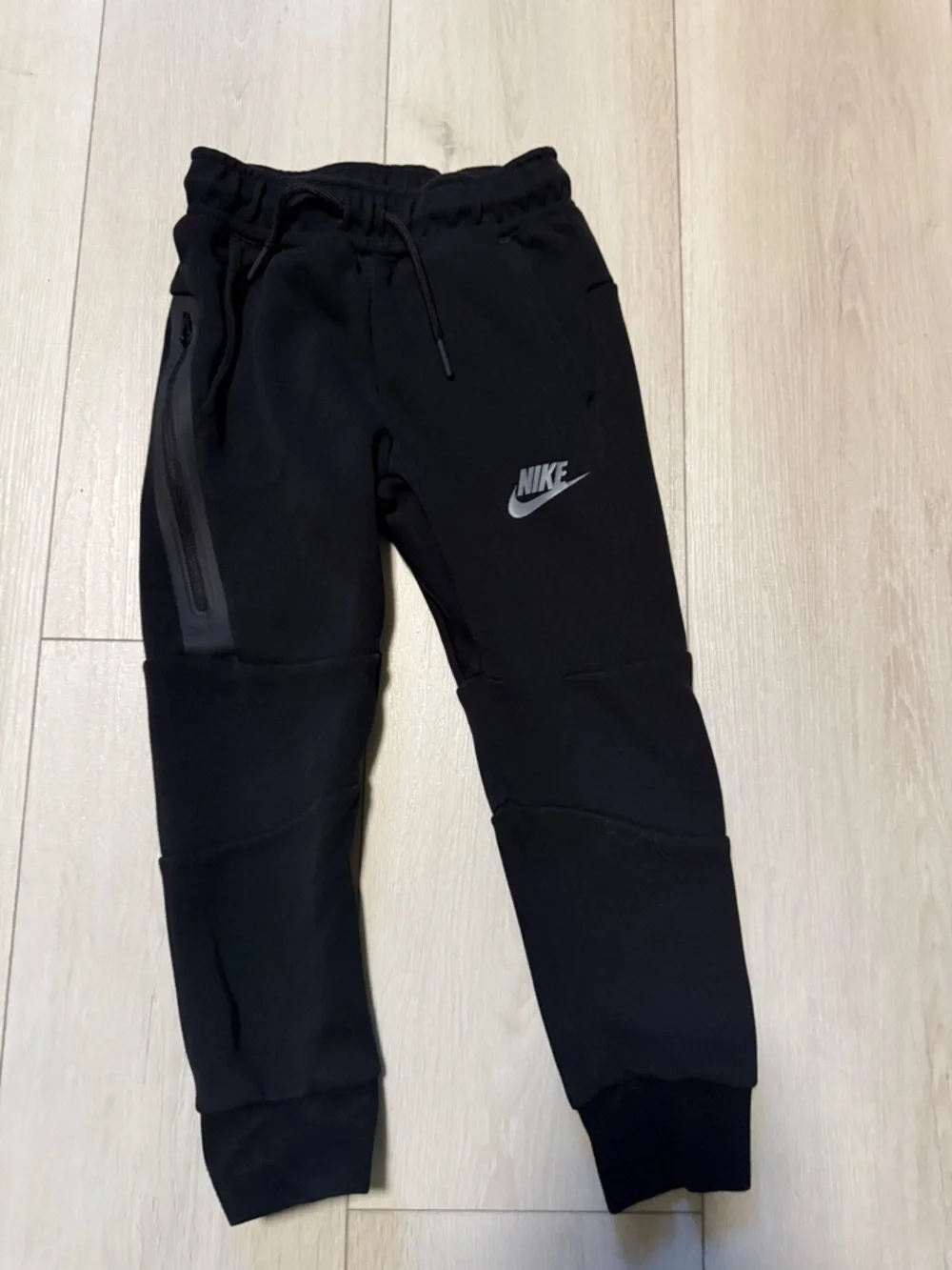 Nike Kids Tech Sweats-Black Athletic Jogger Pants-pockets and zipper size 4 (XS)